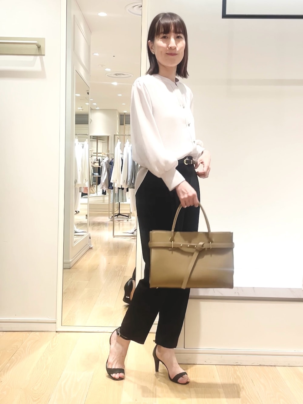 「パンツコーデ、パンツスタイル、シャツスタイル、とろみシャツ、バッグ、オフィスカジュアル、オフィススタイル、オフィスコーデ、ベーシック/シンプル、ベルト、大人カジュアル、大人女子、シンプル」｜「NOLLEY’S Sophiのリバーシブルベルト（ベルト、ブラック系）」を使った、yamaguchiさん（レディース・163cm）の春コーディネートの8枚目の写真