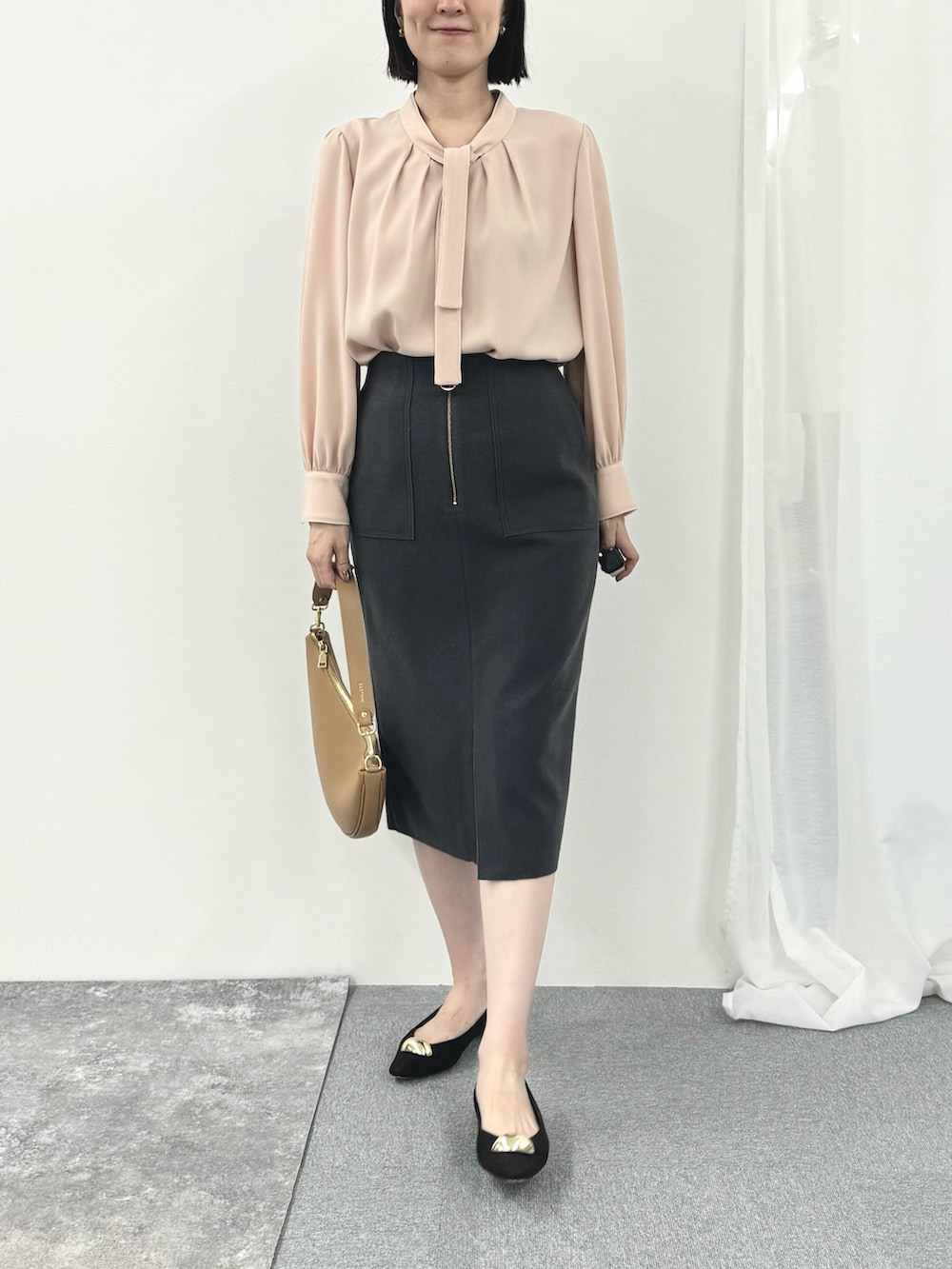 「オフィスカジュアル、オフィススタイル、お出かけコーデ、お仕事コーデ、仕事着、タイトスカート、スカート、ブラウス、ボウタイブラウス、リボンブラウス、きちんとスタイル、大人コーデ、フォーマル」｜「NOLLEY’S Sophiのウォッシャブルダブルジャージハーフジップタイトスカート（スカート、グレー系）」を使った、yamaguchiさん（レディース・163cm）の冬コーディネートの8枚目の写真