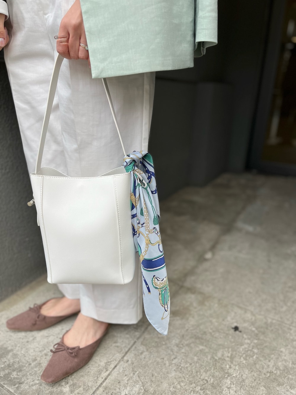 「淡色コーデ、ボーダートップス、ボーダー、ワイドパンツ、大人カジュアル、スカーフアレンジ、スカーフ、ジャケットスタイル、テーラードジャケット、ダブルジャケット、きれいめカジュアル、春色、春カラー、ホワイトコーデ、マリンコーデ」｜「NOLLEY’Sのフラットミュール（サンダル、ベージュ系）」を使った、yamaguchiさん（レディース・163cm）の冬コーディネートの5枚目の写真