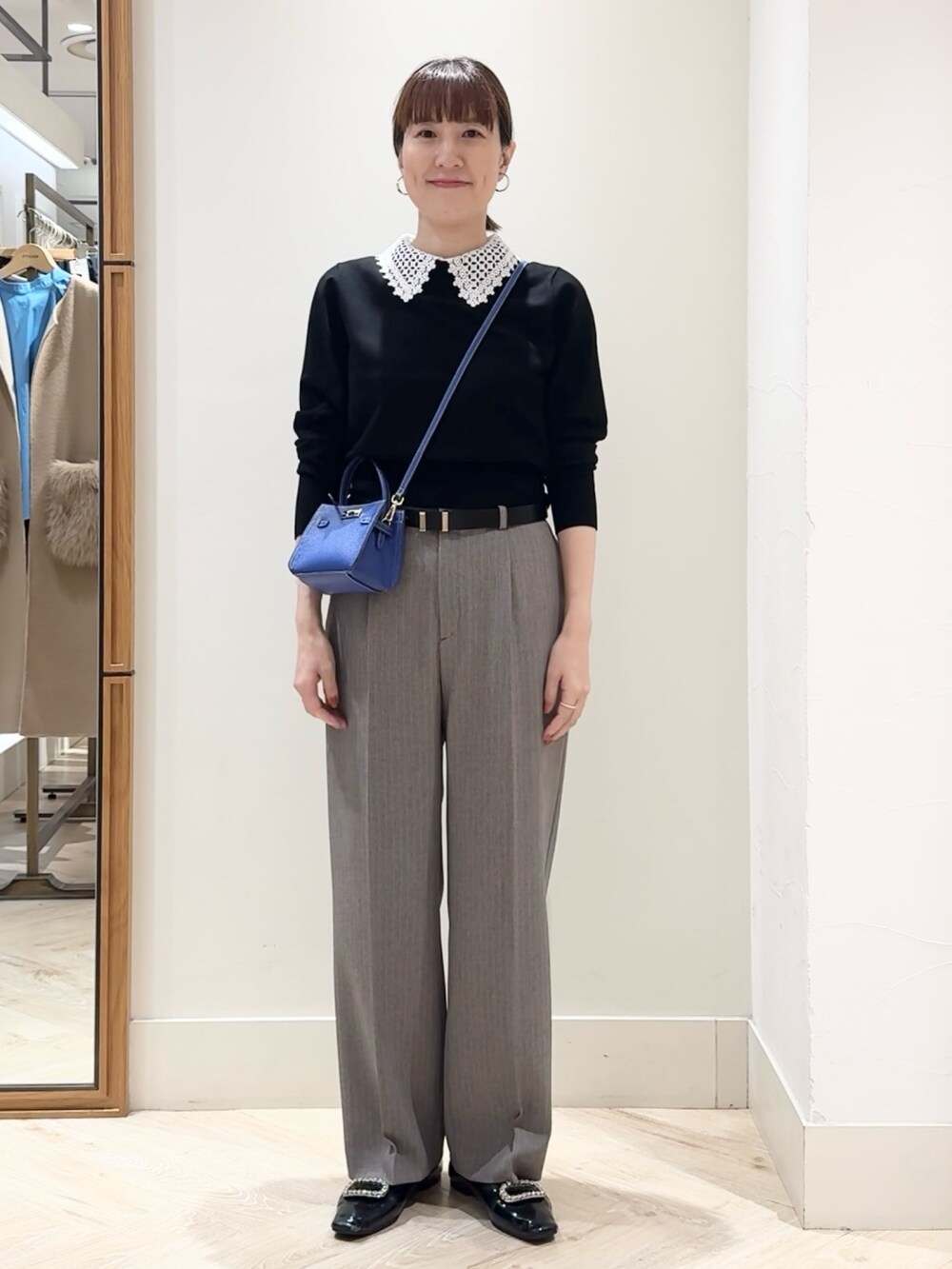 ブラウン系のその他パンツ、ブルー系のショルダーバッグ、ブラック系のニット/セーターを着用したレディースの秋コーディネートの7枚目の写真