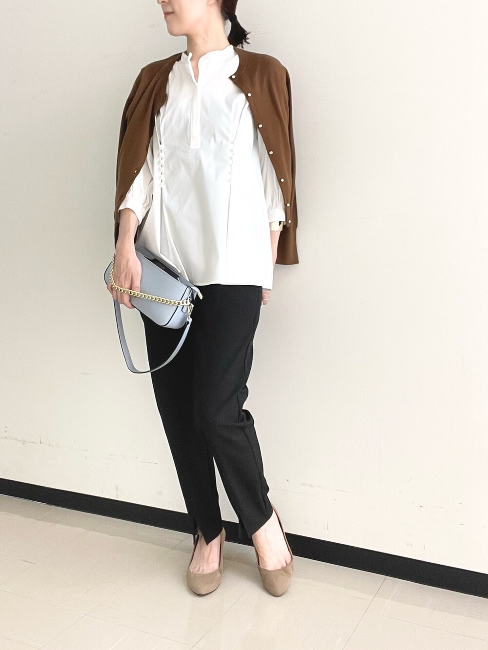 ブラック系のその他パンツ、ブルー系のショルダーバッグ、ホワイト系のシャツ/ブラウスを着用したレディースの秋コーディネートの6枚目の写真