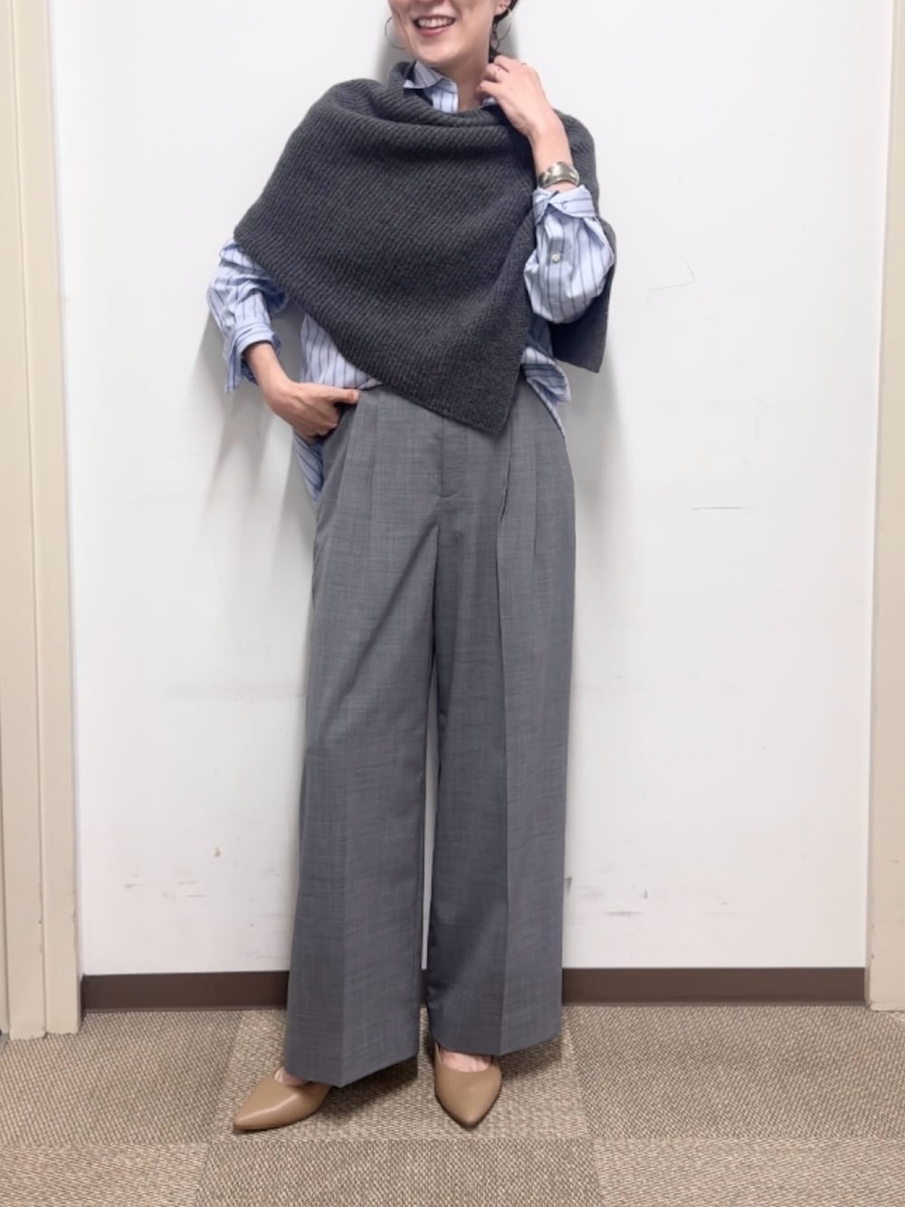 グレー系のニット/セーター、グレー系のその他パンツ、ブルー系のシャツ/ブラウスを着用したレディースの秋コーディネートの6枚目の写真