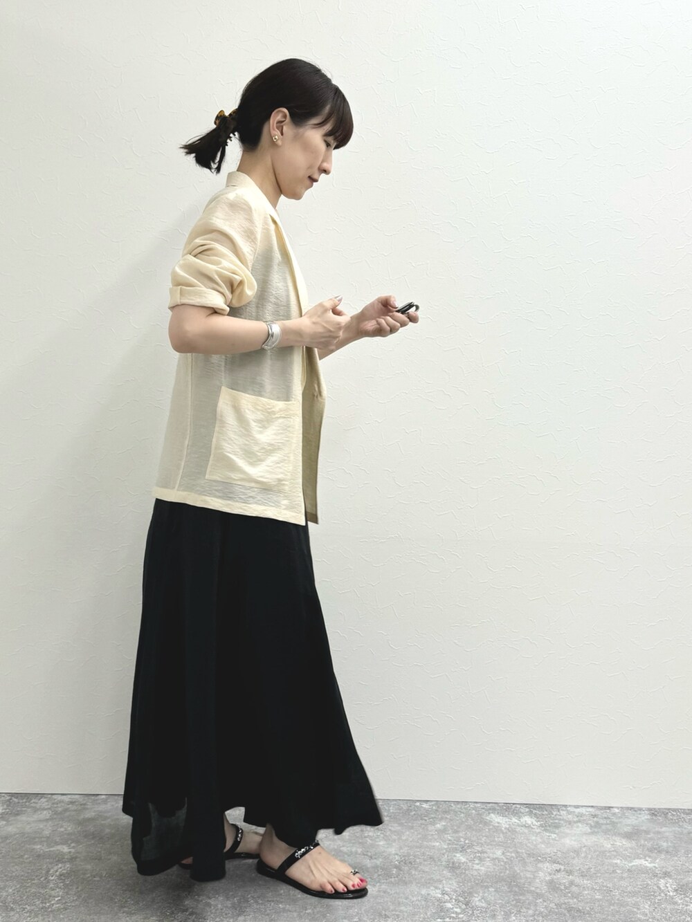 「ジャケット、ジャケットスタイル、シアーシャツ、シアー、モノトーン、きれいめカジュアル、シアートップス、シャツジャケット、大人可愛い、ヘアアレンジ、ヘアアクセ、ヘアクリップ、淡色コーデ」｜「FABIO RUSCONIの【FABIO RUSCONI/ファビオルスコーニ】PVCビジューサンダル（サンダル、ブラック系）」を使った、yamaguchiさん（レディース・163cm）の夏コーディネートの3枚目の写真