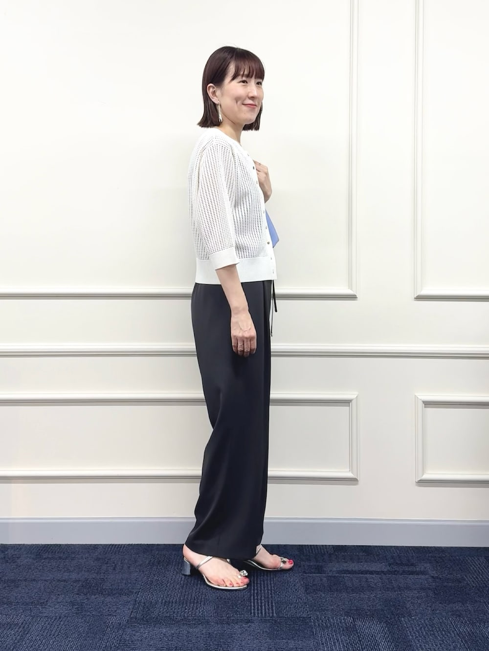 ホワイト系のカーディガン/ボレロ、パープル系のハンドバッグ、グレー系のその他パンツを着用したレディースの春コーディネートの6枚目の写真