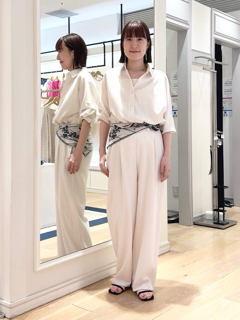 ホワイト系のシャツ/ブラウス、ホワイト系のキャミソール、ホワイト系のその他パンツを着用したレディースの春コーディネートの6枚目の写真