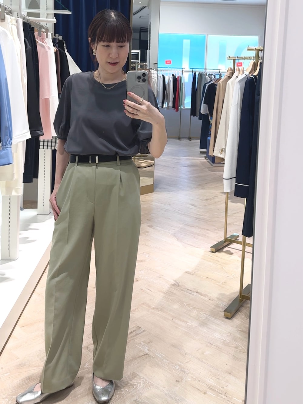 「Tシャツ、Tシャツコーデ、Ｔシャツ、Tシャツ/カットソー、カットソー、袖ボリューム、ボリューム袖、パフスリーブ、グレー、グレーコーデ、オフィスカジュアル、夏だ！Tシャツ着よう！、夏コーデ、夏」｜「NOLLEY’Sの【PR林☆別注カラーあり】ウォッシャブルツイルストレッチ愛されワイドパンツ（その他パンツ、グリーン系）」を使った、yamaguchiさん（レディース・163cm）の春コーディネートの4枚目の写真