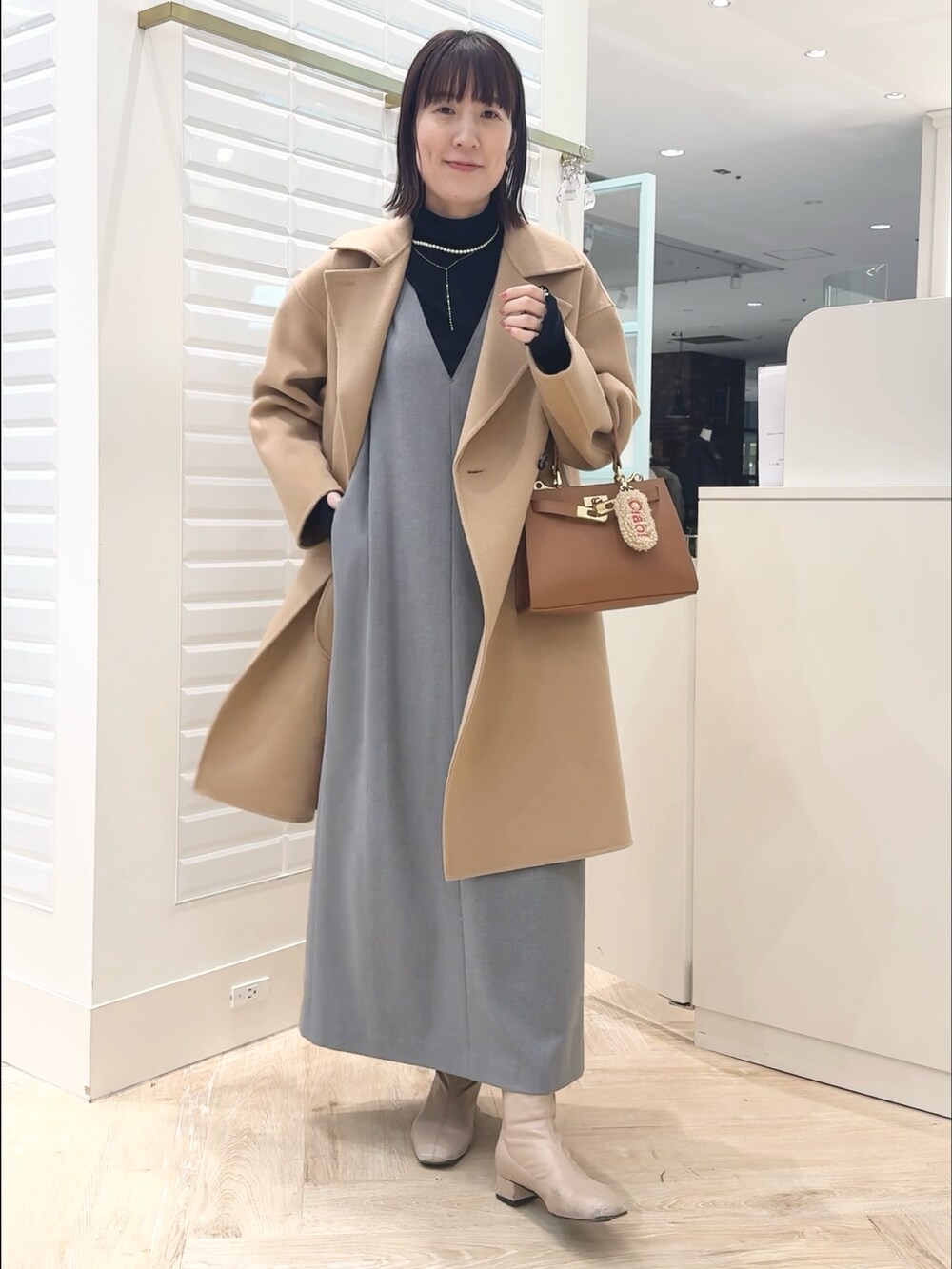 「キャメル、キャメルアウター、ベージュ、ベージュコーデ、コート、冬コーデ、クリスマスに着たい服、休日スタイル、お出かけコーデ、クリスマスコーデ、リバーコート、ワンピース 」|「NOLLEY’Sの《セットアップ対応》ウォッシャブル両面起毛2WAYワンピース(ワンピース、グレー系)」を使った、yamaguchiさん(レディース・163cm)の冬コーディネートの7枚目の写真