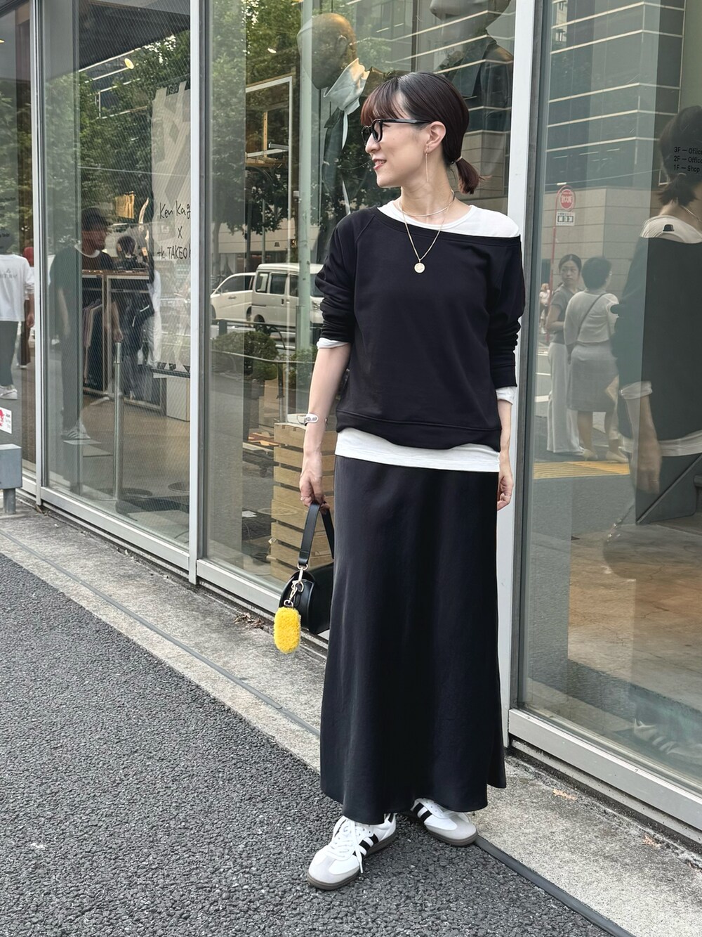 「スウェット、スカートスタイル、ロングスカート、モノトーン、ワントーンコーデ、黒コーデ、レイヤードスタイル、めがね、メガネ女子、秋っぽコーデ更新中、スニーカー、休日スタイル、秋のコーデ、コインネックレス」|「Lisa Conteのムートン刺繍チャーム made in Italy(チャーム、イエロー系)」を使った、yamaguchiさん(レディース・163cm)の秋コーディネートの10枚目の写真