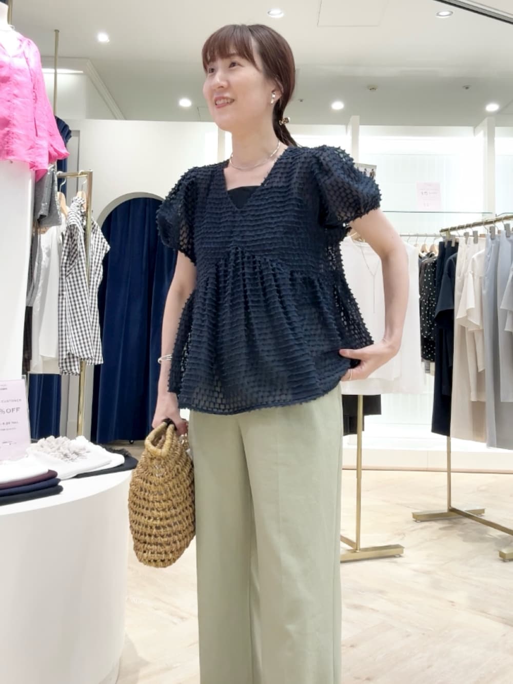 「ブラウス、ブラウスコーデ、ペプラム、ぺプラムトップス、ドット、パンツスタイル、パンツコーデ、パンツ、夏コーデ、きれいめカジュアル、シアートップス、お出かけコーデ、休日スタイル、夏服コーデ、シンプルスタイル」｜「grace grace の【grace grace/グラスグラス】ニュアンスG型イヤリング（イヤリング、ゴールド系）」を使った、yamaguchiさん（骨格ナチュラル・レディース・163cm）の夏コーディネートの3枚目の写真
