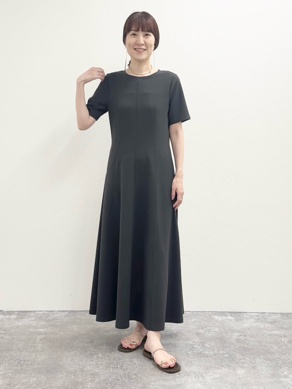 「モノトーン、ワンピース、ロングスカート、きれいめカジュアル、夏コーデ、シンプル、夏服コーデ、大人コーデ、夏服、30代コーデ、ワンピーススタイル、カットソー、ロングワンピース、マキシ丈ワンピース」｜「NOLLEY’S Sophiのマルチファンクションフレアワンピース（ワンピース、グレー系）」を使った、yamaguchiさん（骨格ナチュラル・レディース・163cm）の夏コーディネートの7枚目の写真