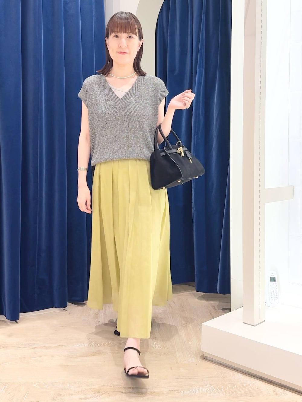 「きれいめカジュアル、キレイめカジュアル、フレアスカート、ニット、ニットベスト、ボストンバッグ、スパンコール、ラメニット、オフィスカジュアル、オフィススタイル、40代ファッション、ロングスカート、オトナカジュアル、女子会コーデ、オトナカワイイ」｜「NOLLEY’Sのシアーチンツタックスカート（スカート、グリーン系）」を使った、yamaguchiさん（骨格ナチュラル・レディース・163cm）の夏コーディネートの9枚目の写真