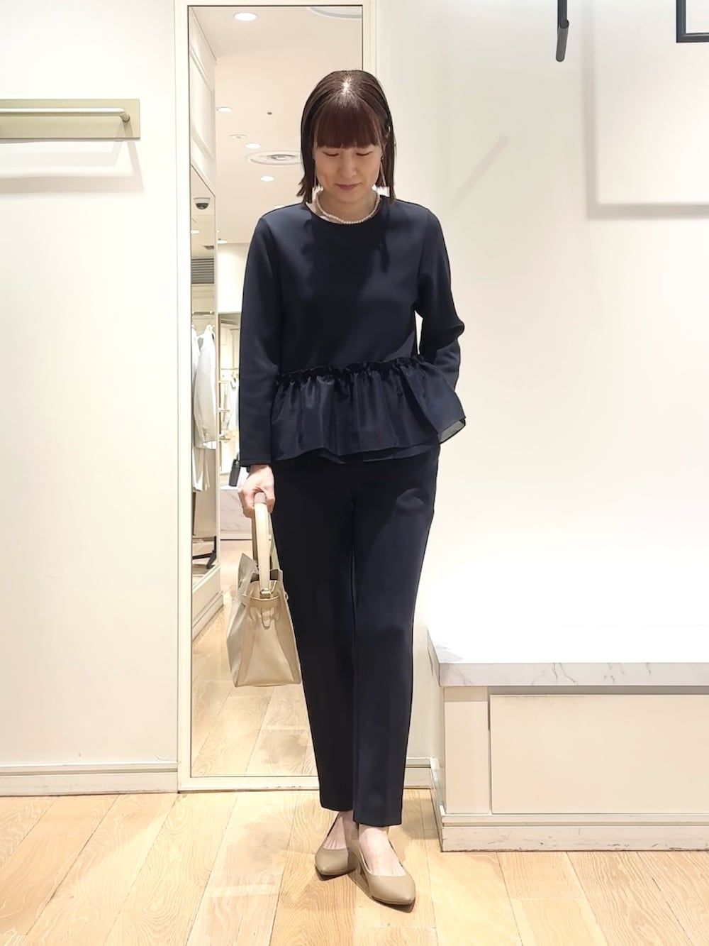 ベージュ系のトートバッグ、ブルー系のその他パンツ、ブルー系のTシャツ/カットソーを着用したレディースの春コーディネートの6枚目の写真