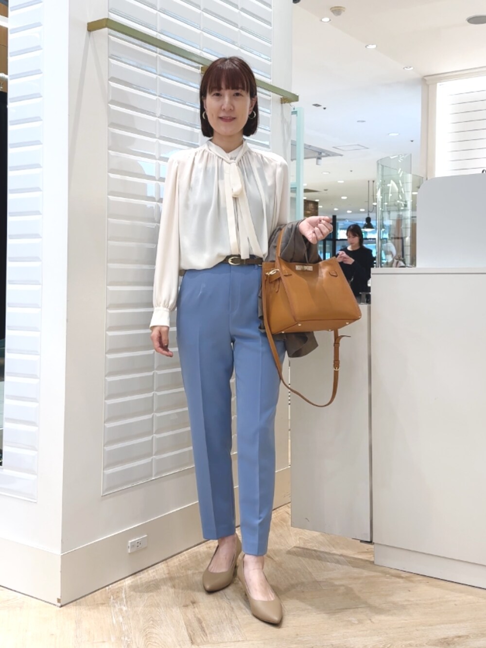 ブルー系のその他パンツ、イエロー系のショルダーバッグ、ブラウン系のテーラードジャケットを着用したレディースの秋コーディネートの5枚目の写真