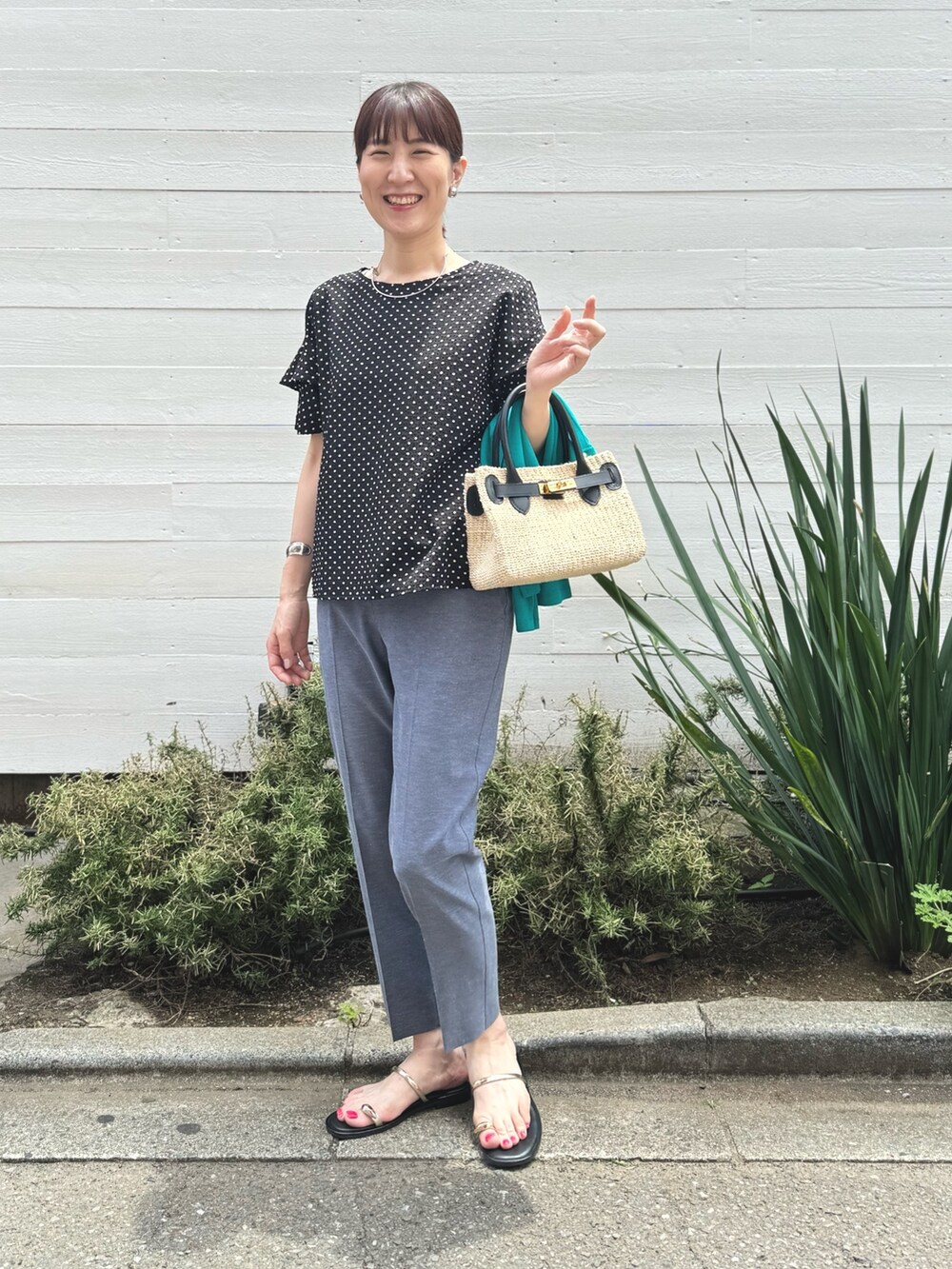 ゴールド系のサンダル、ブルー系のその他パンツ、ブラック系のかごバッグを着用したレディースの春コーディネートの7枚目の写真