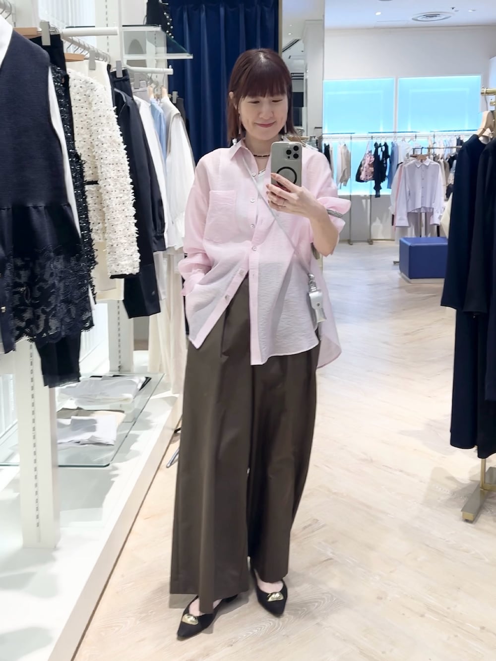 ブラウン系のその他パンツ、ピンク系のシャツ/ブラウス、ホワイト系のタンクトップを着用したレディースの春コーディネートの2枚目の写真