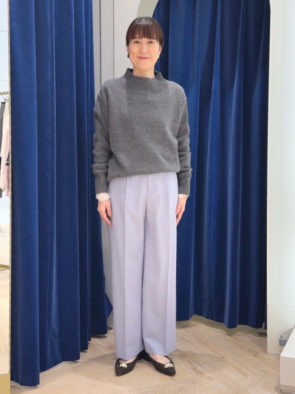 グレー系のニット/セーター、パープル系のその他パンツ、ホワイト系のTシャツ/カットソーを着用したレディースの冬コーディネートの7枚目の写真