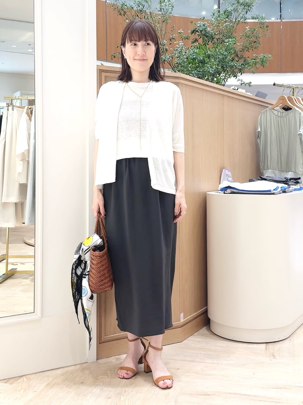 「アンサンブル、ニット、ボレロ、カーディガン、カーディガンコーデ、夏コーデ、淡色コーデ、ロングスカート、きれいめカジュアル、タイトスカート、オフィスカジュアル、オフィススタイル、オフィスコーデ、夏服」｜「NOLLEY’Sの【松葉☆別注アイテム】《セットアップ対応》エアリージョーゼットイージータイトスカート（スカート、グレー系）」を使った、yamaguchiさん（骨格ナチュラル・レディース・163cm）の夏コーディネートの4枚目の写真