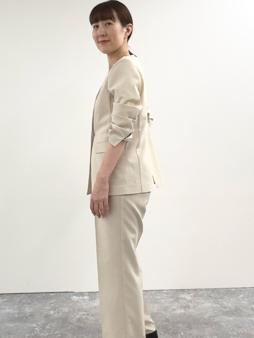 「ワイドパンツ、淡色コーデ、シンプルコーデ、大人ファッション、パンツスタイル、スーツスタイル、パンツスーツ、パンツコーデ、ジャケット、ジャケットスタイル、ノーカラー、ノーカラージャケット、セットアップスタイル、セットアップ」｜「NOLLEY’Sの【grace grace/グラスグラス】コイルチョーカー（チョーカー、シルバー系）」を使った、yamaguchiさん（レディース・163cm）の春コーディネートの5枚目の写真
