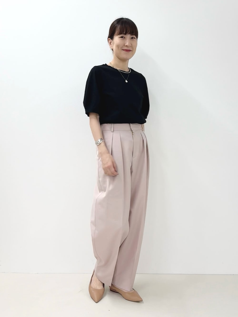 ブラック系のTシャツ/カットソー、ピンク系のその他パンツ、ホワイト系のタンクトップを着用したレディースの夏コーディネートの3枚目の写真