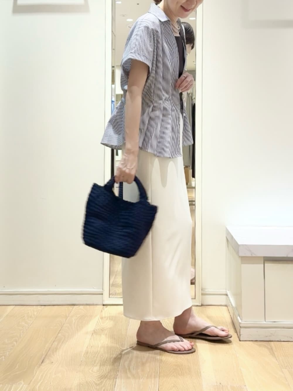 ホワイト系のスカート、ブルー系のショルダーバッグ、ブルー系のシャツ/ブラウスを着用したレディースの夏コーディネートの5枚目の写真