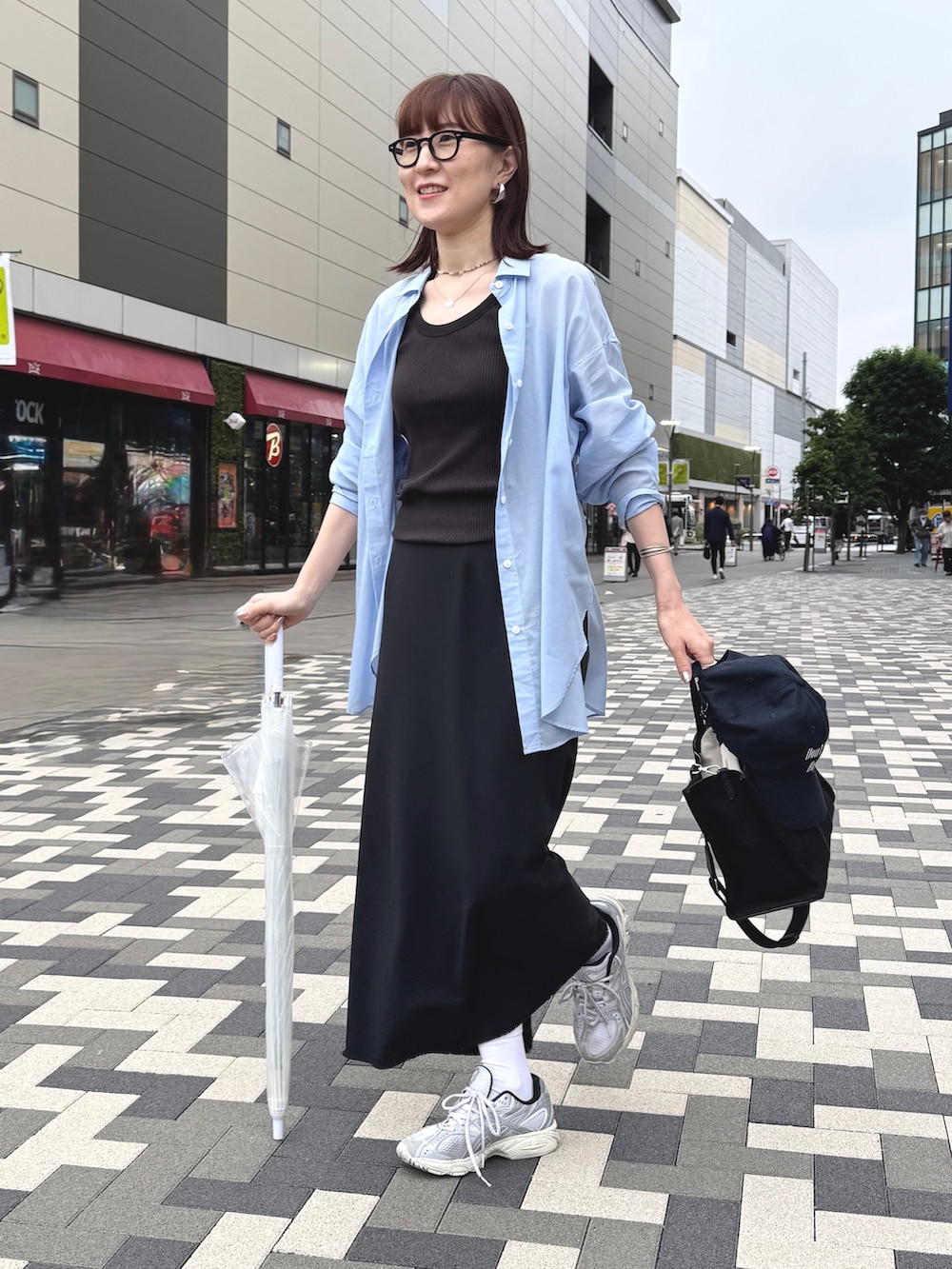 「青シャツ、青シャツコーデ、シャツ、シャツスタイル、シャツコーデ、シャツ好き集まれ、シャツ/ブラウス、雨の日コーデ、トートバッグ」｜「NOLLEY’Sの◇【WEB限定】MY STANDARD シアーシャツ（シャツ/ブラウス、ブルー系）」を使った、yamaguchiさん（骨格ナチュラル・レディース・163cm）の夏コーディネートの9枚目の写真