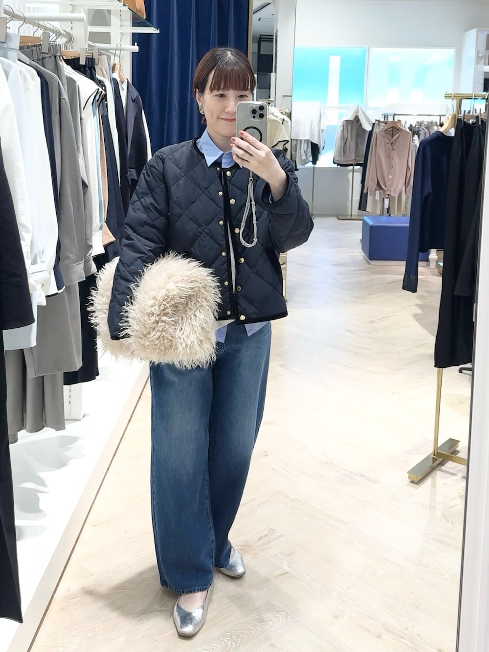 ブルー系のダウンジャケット/コート、ブルー系のデニムパンツ、ブルー系のシャツ/ブラウスを着用したレディースの秋コーディネートの5枚目の写真