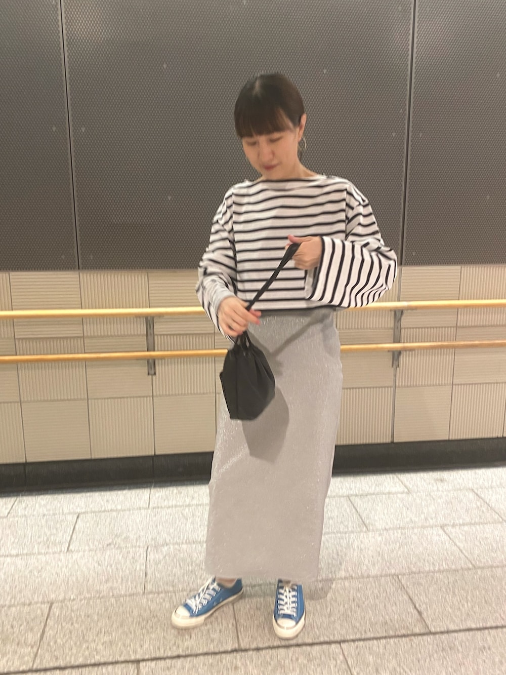 ピンク系のTシャツ/カットソー、シルバー系のスカート、ブルー系のスニーカーを着用したレディースの春コーディネートの5枚目の写真