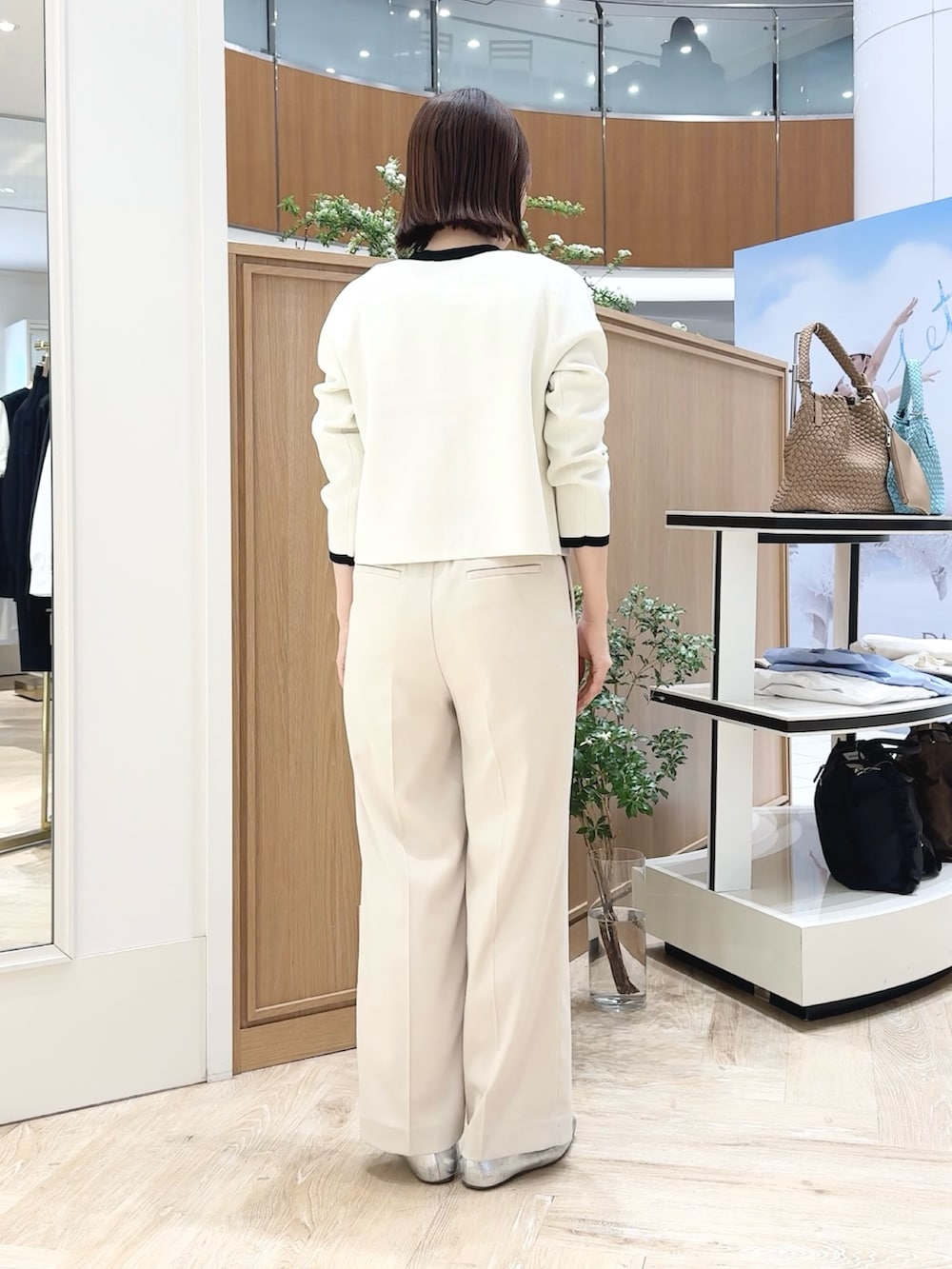 ブルー系のシャツ/ブラウス、ホワイト系のカーディガン/ボレロ、ブルー系のショルダーバッグを着用したレディースの春コーディネートの5枚目の写真