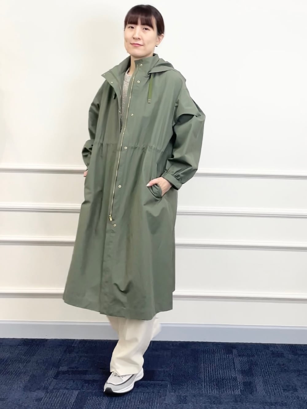 「カーキ、カーキアウター、パンツスタイル、ワイドパンツ、カジュアルコーデ、マンパ、モッズコート、撥水加工、シンプルコーデ、休日スタイル、フードコート、スニーカー、スニーカーコーデ」｜「NOLLEY’Sのウォッシャブルラメ2WAYショートVネックカーディガン（カーディガン/ボレロ、ゴールド系）」を使った、yamaguchiさん（レディース・163cm）の冬コーディネートの5枚目の写真