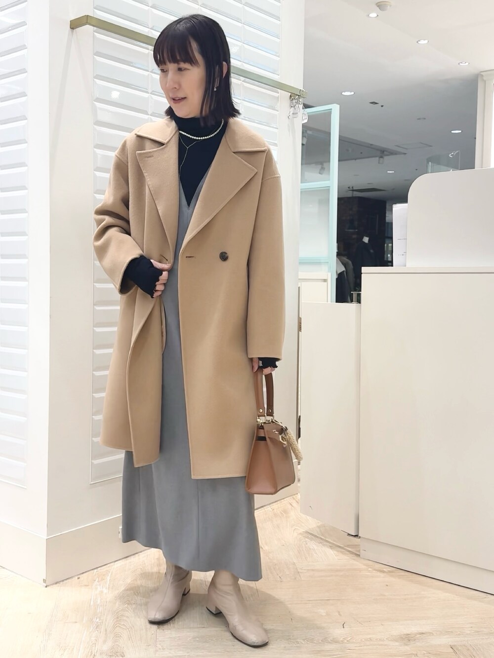 「キャメル、キャメルアウター、ベージュ、ベージュコーデ、コート、冬コーデ、クリスマスに着たい服、休日スタイル、お出かけコーデ、クリスマスコーデ、リバーコート、ワンピース 」|「NOLLEY’Sの《セットアップ対応》ウォッシャブル両面起毛2WAYワンピース(ワンピース、グレー系)」を使った、yamaguchiさん(レディース・163cm)の冬コーディネートの10枚目の写真
