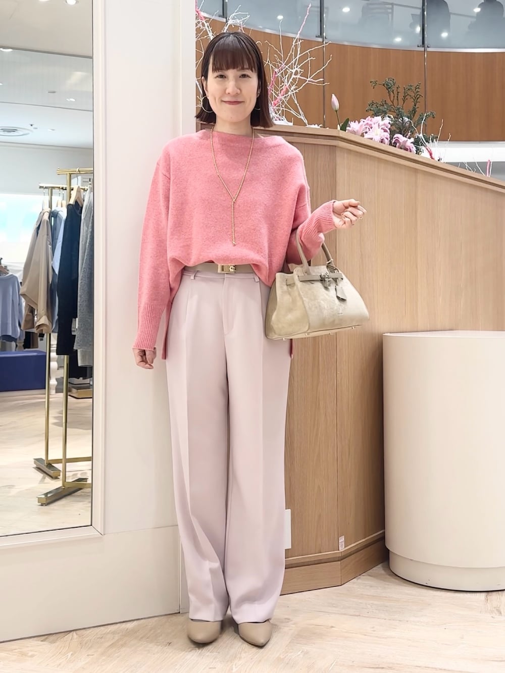 ピンク系のニット/セーター、ピンク系のその他パンツ、ベージュ系のトートバッグを着用したレディースの冬コーディネートの9枚目の写真