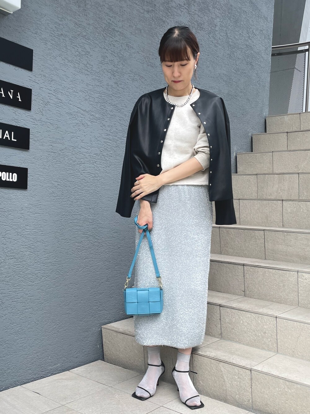 ブルー系のショルダーバッグ、ブラック系のサンダル、ブラック系のブルゾンを着用したレディースの秋コーディネートの6枚目の写真