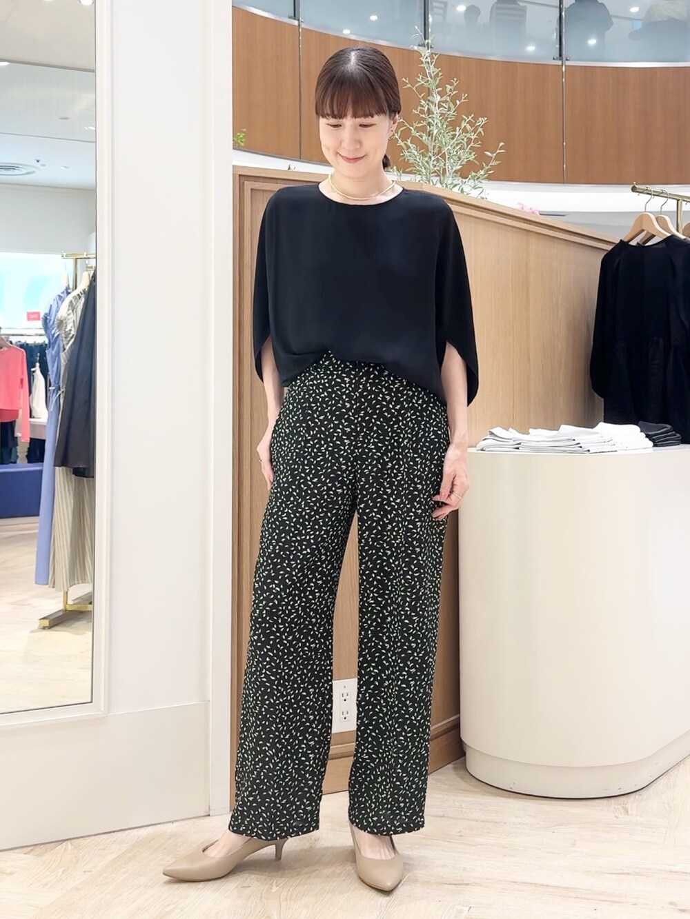 ブラック系のシャツ/ブラウス、ブラック系のその他パンツ、シルバー系のネックレスを着用したレディースの夏コーディネートの4枚目の写真