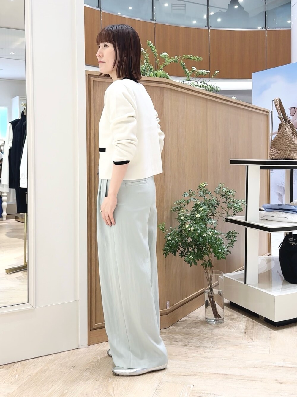 ブラウン系のショルダーバッグ、グリーン系のその他パンツ、ホワイト系のキャミソールを着用したレディースの春コーディネートの5枚目の写真