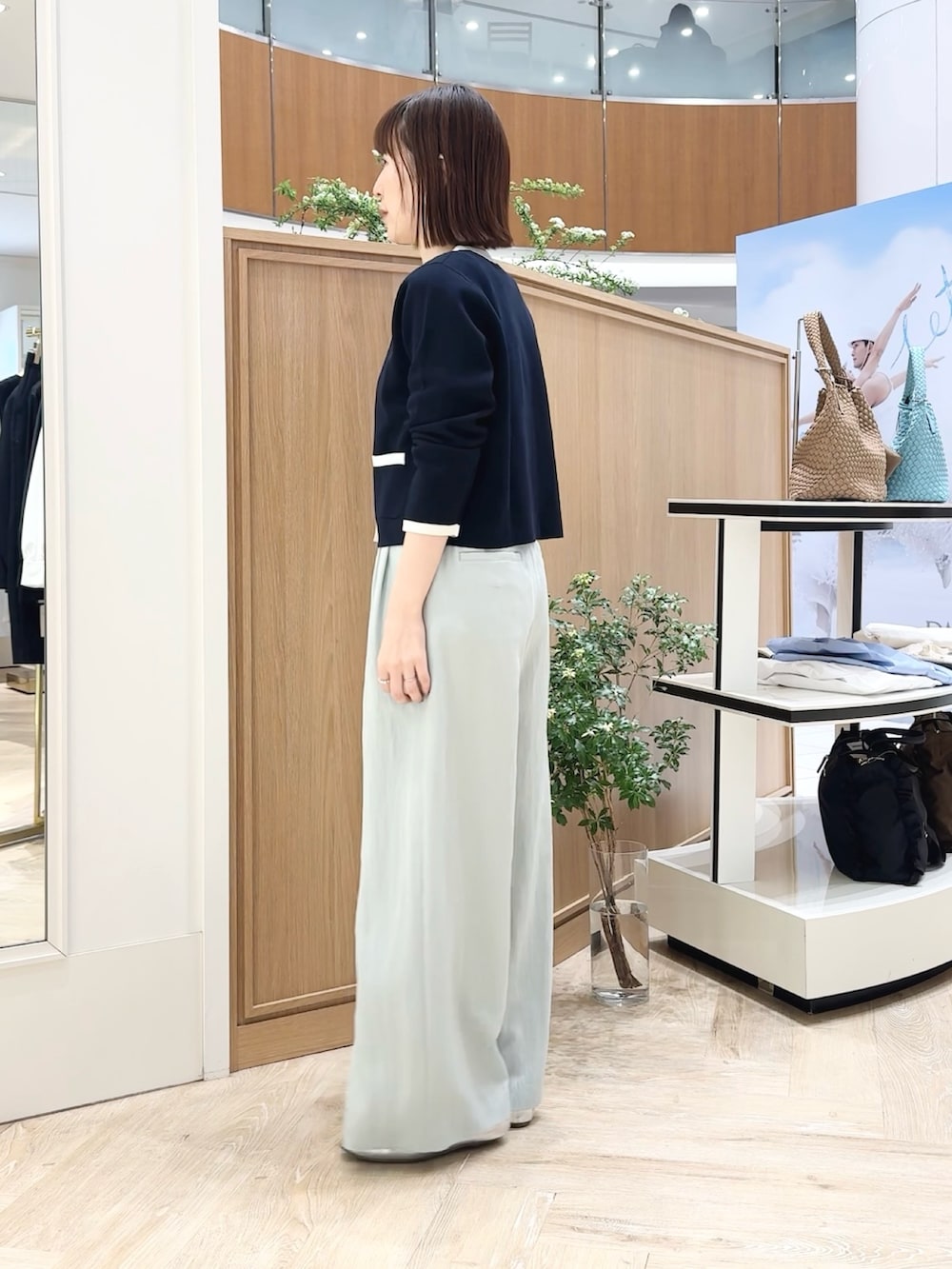 ブルー系のカーディガン/ボレロ、ホワイト系のキャミソール、グリーン系のその他パンツを着用したレディースの春コーディネートの5枚目の写真