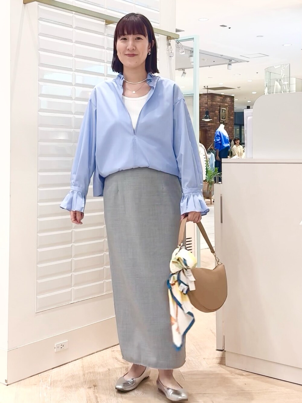 「スカートスタイル、スカート、スカートコーデ、グレー、タイトスカート、シャツ、シャツスタイル、スキッパーシャツ、プリーツ、フリル、フリルトップス、フリルブラウス、春コーデ、オトナカジュアル、40代ファッション」|「NOLLEY’Sの《オールシーズン対応》ウォッシャブルHandsomeフリンジタイトスカート(スカート、グレー系)」を使った、yamaguchiさん(レディース・163cm)の春コーディネートの6枚目の写真