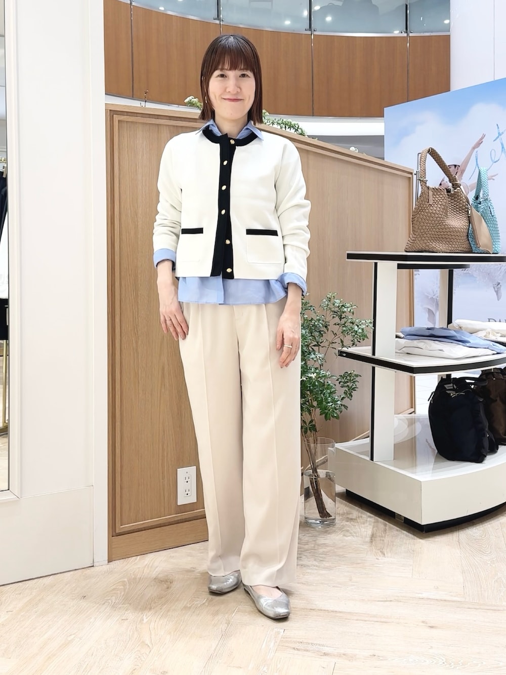 ブルー系のシャツ/ブラウス、ホワイト系のカーディガン/ボレロ、ブルー系のショルダーバッグを着用したレディースの春コーディネートの6枚目の写真