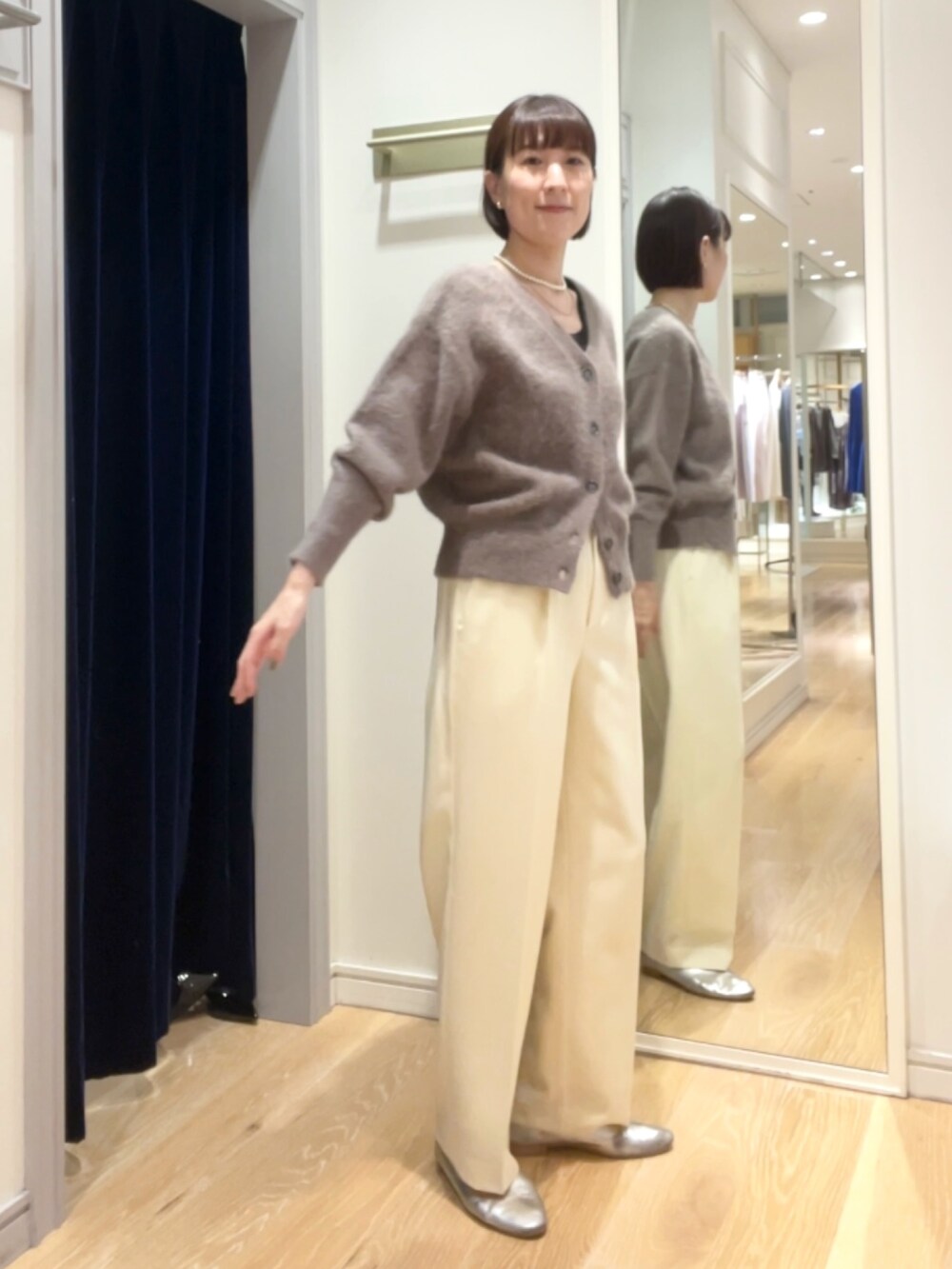 ブラウン系のカーディガン/ボレロ、ホワイト系のその他パンツを着用したレディースの秋コーディネートの3枚目の写真