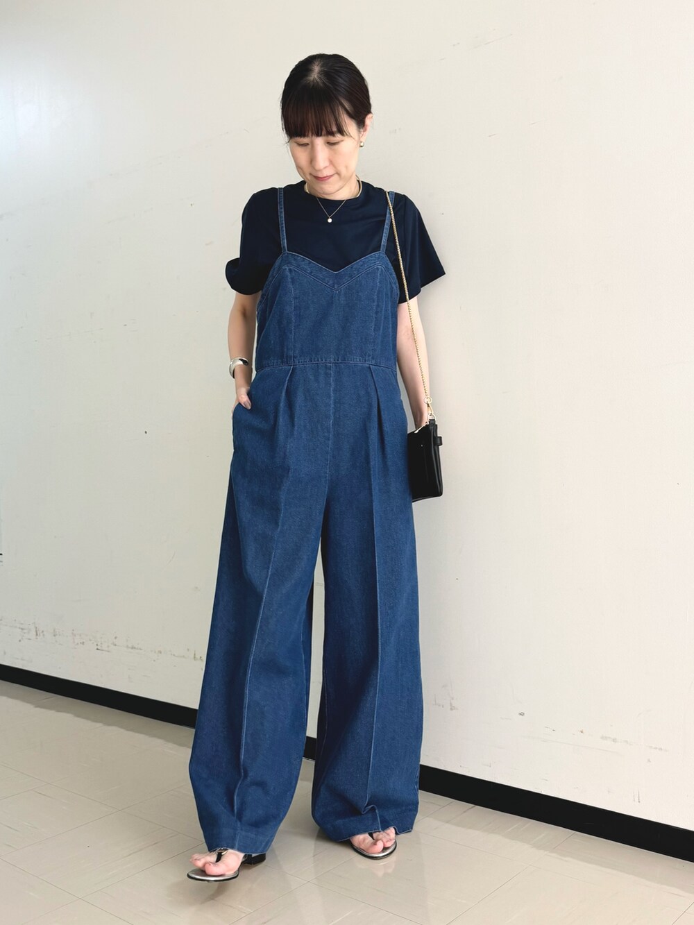 「デニム、デニムコーデ、デニムパンツ、サロペット、オールインワン、オールインワンサロペット、ワイドパンツ、ワントーン、Tシャツ、レイヤードスタイル、テーマパークコーデ、大人女子、オトナ女子」｜「NOLLEY’S SophiのW&W スムース Tシャツ（Tシャツ/カットソー、ブルー系）」を使った、yamaguchiさん（レディース・163cm）の夏コーディネートの6枚目の写真
