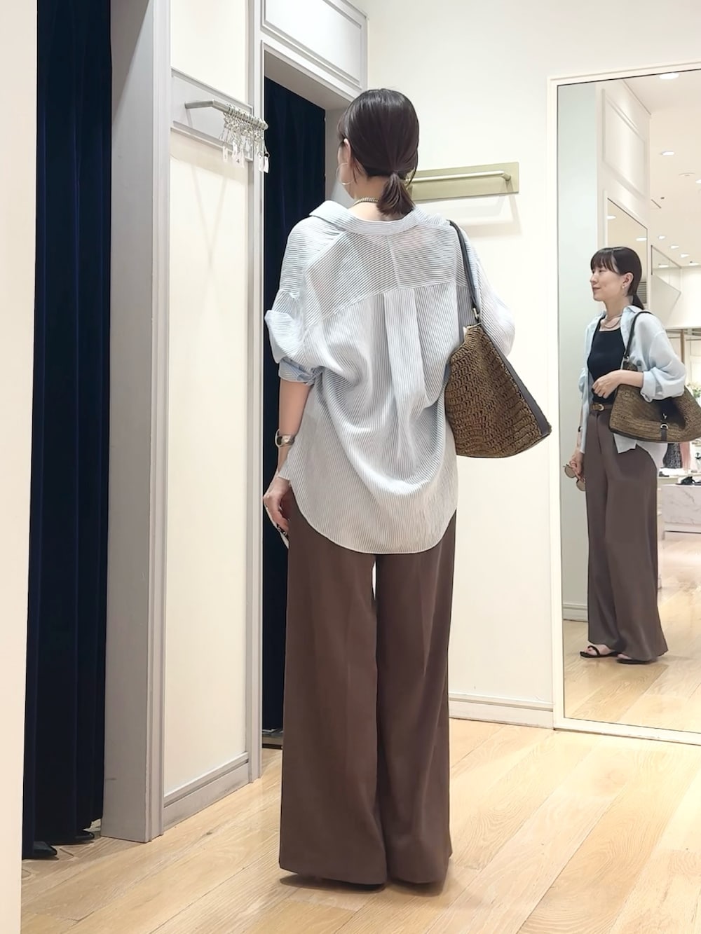 ブラウン系のその他パンツ、ブルー系のシャツ/ブラウス、ブラウン系のショルダーバッグを着用したレディースの夏コーディネートの4枚目の写真