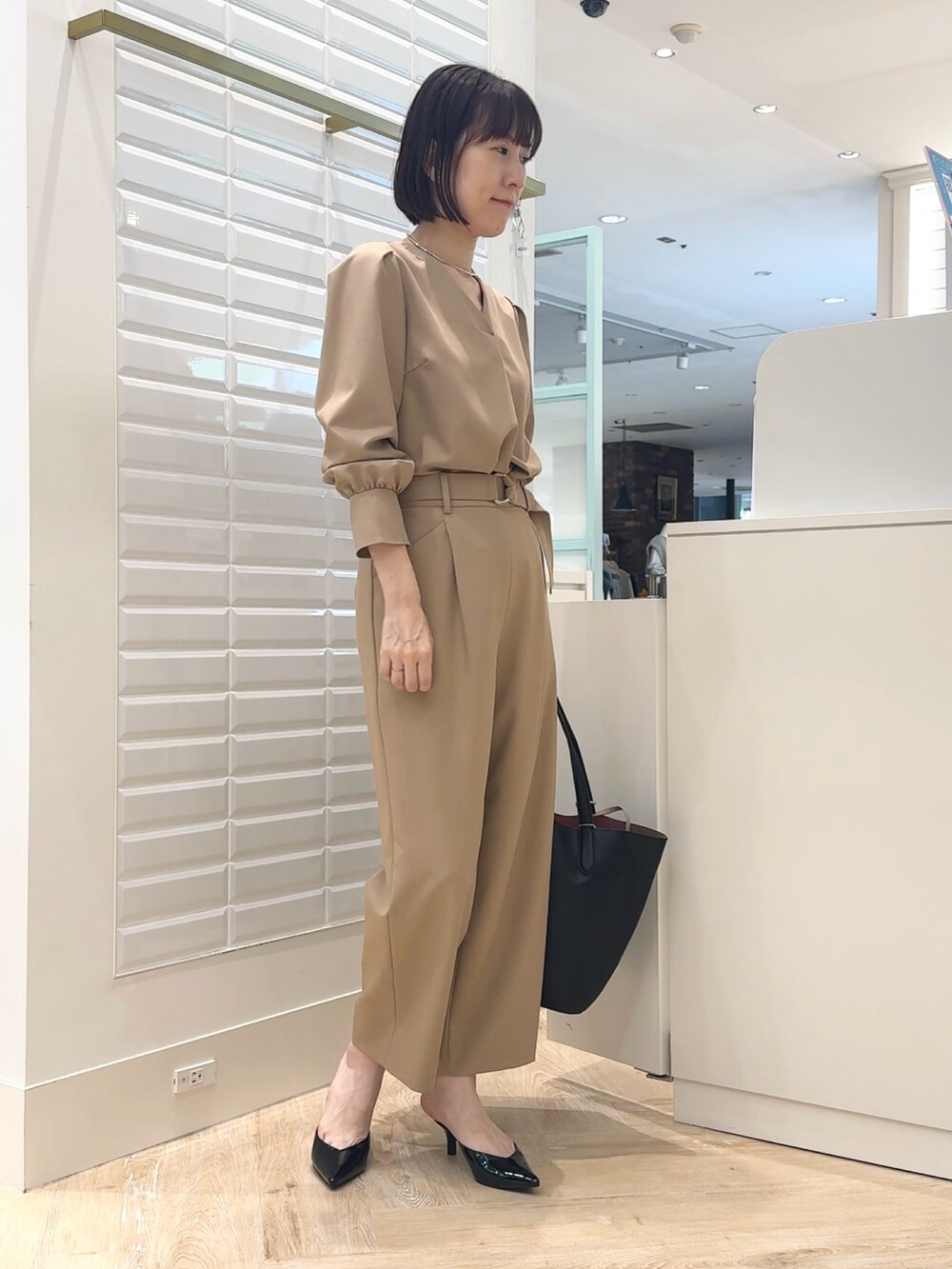 ブラック系のショルダーバッグ、ベージュ系のその他パンツ、ベージュ系のシャツ/ブラウスを着用したレディースの秋コーディネートの6枚目の写真