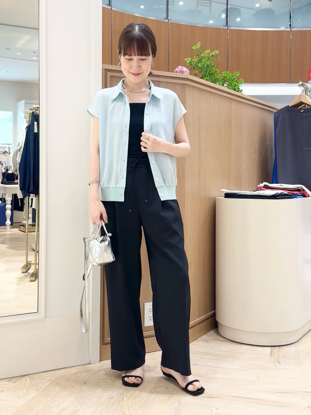 シルバー系のショルダーバッグ、ブラック系のその他パンツ、グリーン系のシャツ/ブラウスを着用したレディースの夏コーディネートの6枚目の写真