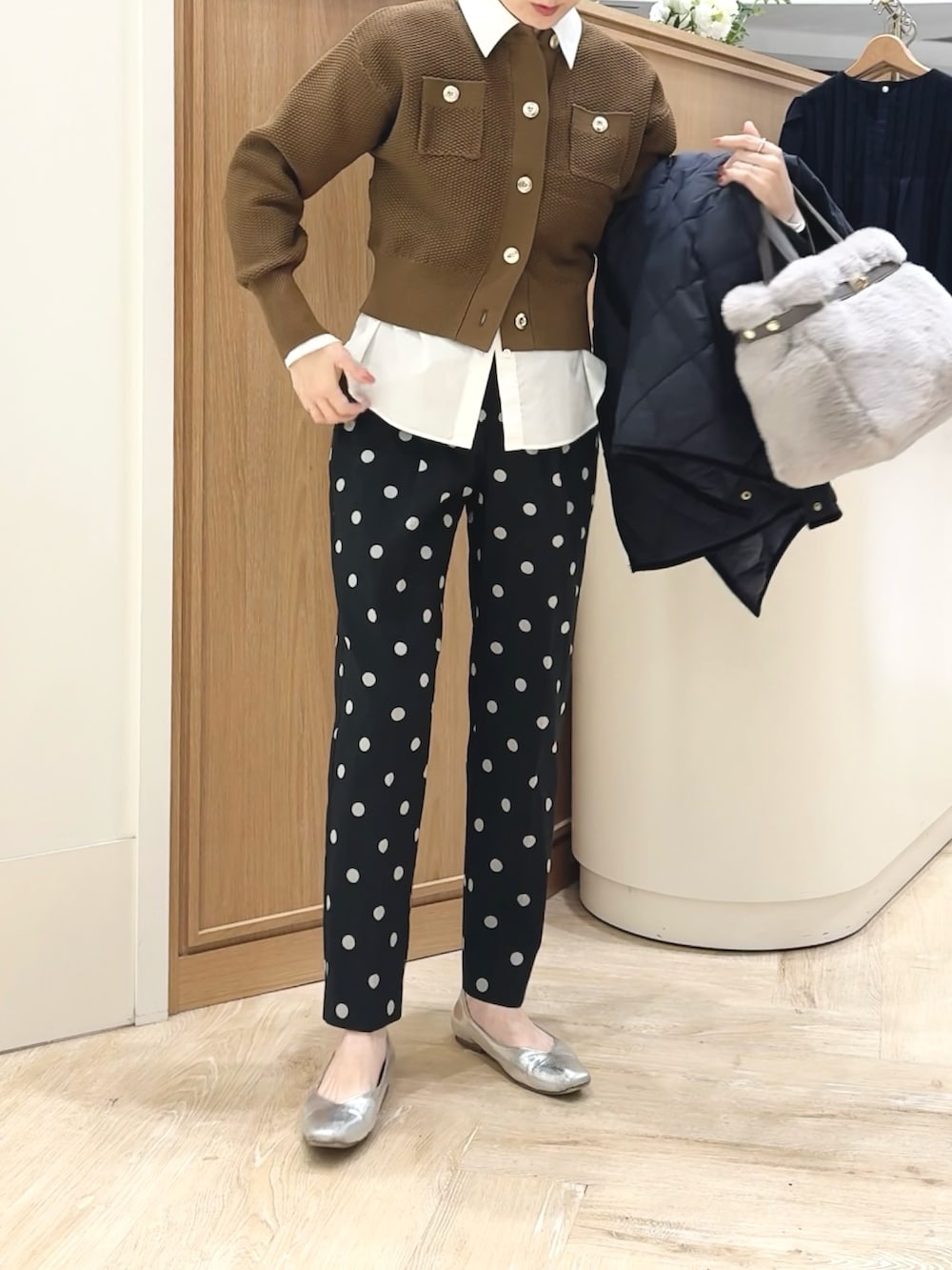 ブラック系のその他パンツ、ホワイト系のシャツ/ブラウス、ベージュ系のトートバッグを着用したレディースの秋コーディネートの9枚目の写真