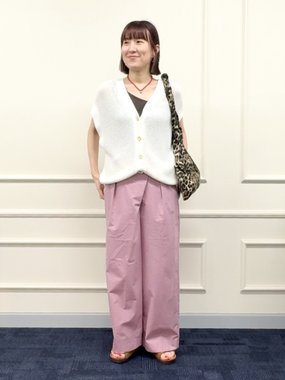 ブラウン系のタンクトップ、ピンク系のその他パンツ、その他のエコバッグ/サブバッグを着用したレディースの春コーディネートの3枚目の写真