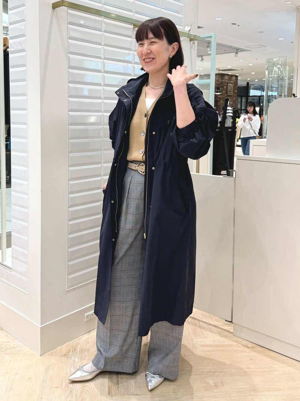 「コート、アウター、撥水加工、フードコート、フーディー、ネイビー、パンツスタイル、チェック、チェックパンツ、カーディガン、キャメル、秋っぽコーデ更新中、秋服、オトナカジュアル」｜「NOLLEY’Sの《手洗い可能》愛され サテン×ベア天2WAYタンクトップ（タンクトップ、ホワイト系）」を使った、yamaguchiさん（レディース・163cm）の秋コーディネートの5枚目の写真
