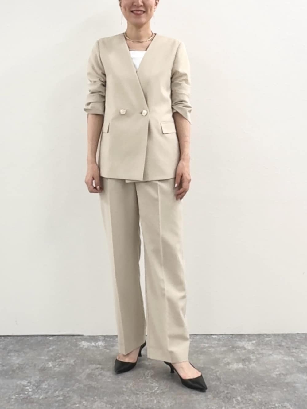 「ワイドパンツ、淡色コーデ、シンプルコーデ、大人ファッション、パンツスタイル、スーツスタイル、パンツスーツ、パンツコーデ、ジャケット、ジャケットスタイル、ノーカラー、ノーカラージャケット、セットアップスタイル、セットアップ」｜「NOLLEY’Sの【grace grace/グラスグラス】コイルチョーカー（チョーカー、シルバー系）」を使った、yamaguchiさん（レディース・163cm）の春コーディネートの2枚目の写真