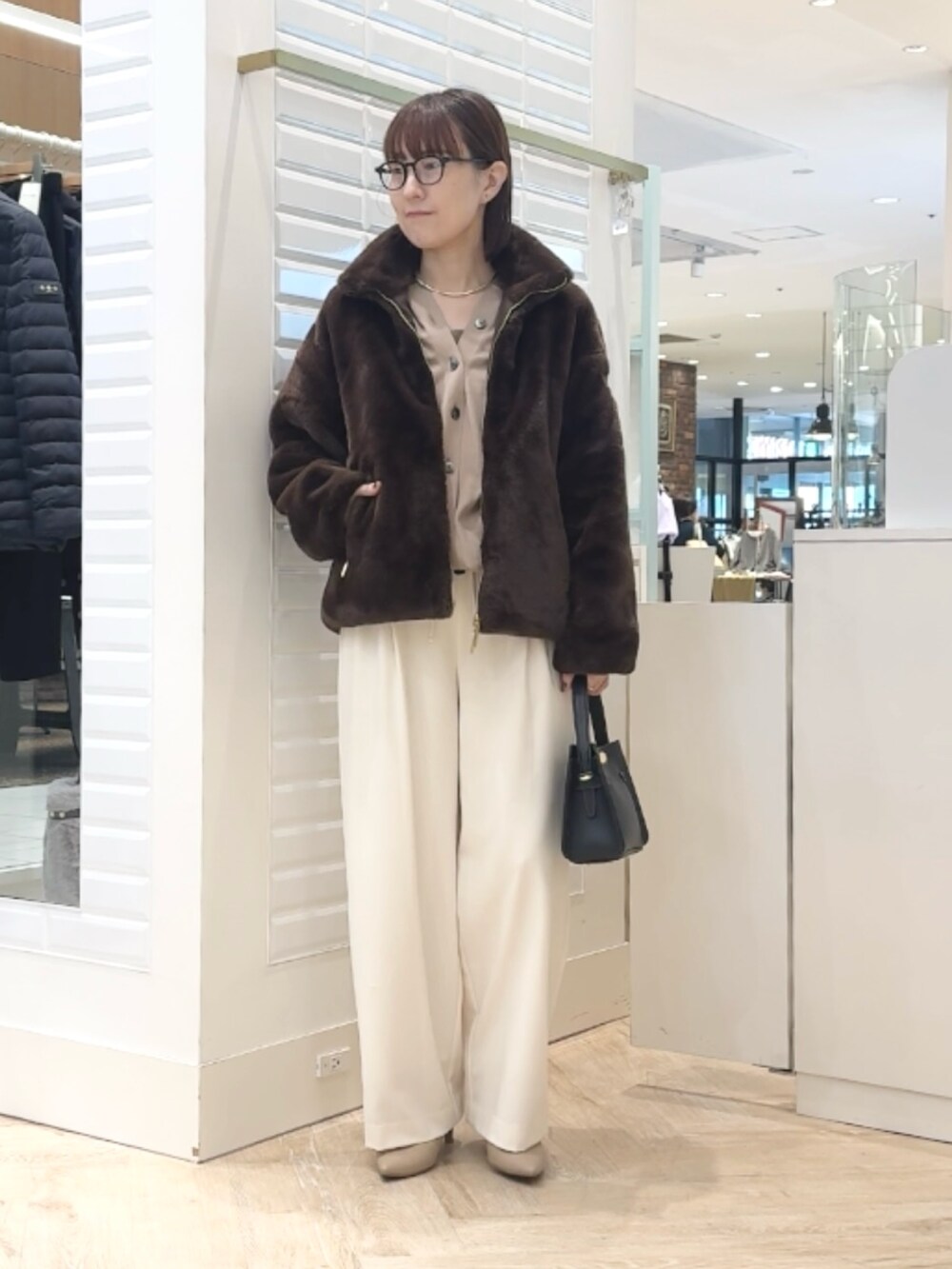 ホワイト系のその他パンツ、ブラック系のショルダーバッグ、ブラウン系のタンクトップを着用したレディースの秋コーディネートの8枚目の写真