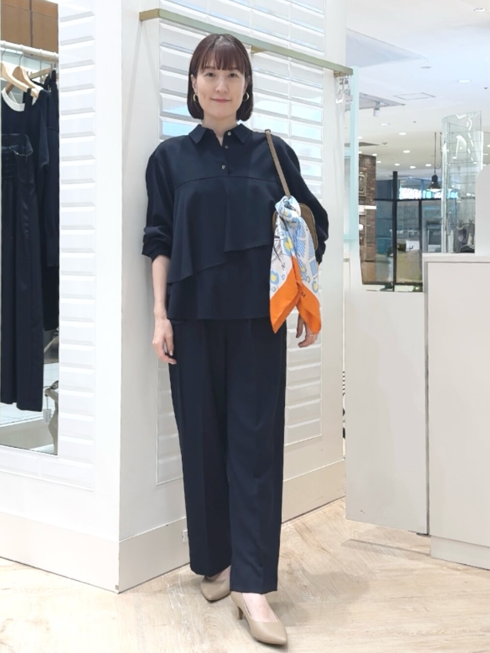 ブルー系のその他パンツ、ブラウン系のショルダーバッグ、ブルー系のシャツ/ブラウスを着用したレディースの秋コーディネートの3枚目の写真
