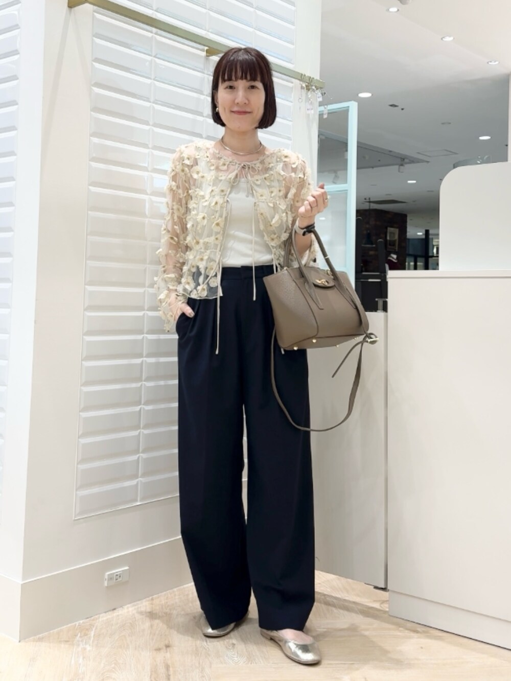 ブラウン系のショルダーバッグ、ホワイト系のシャツ/ブラウスを着用したレディースの秋コーディネートの3枚目の写真