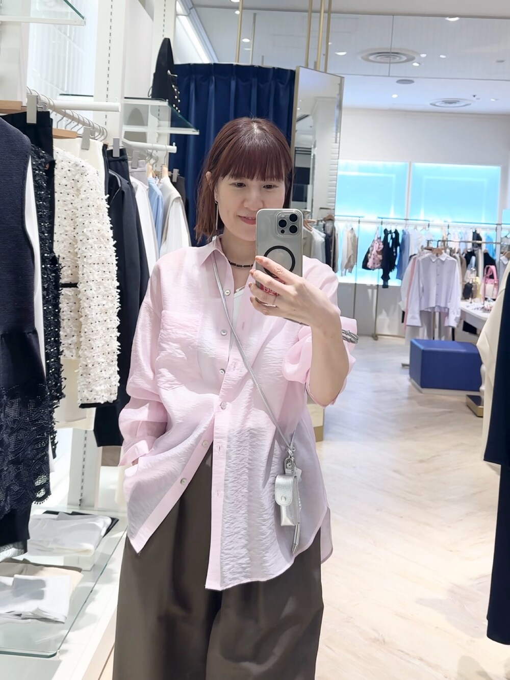 ブラウン系のその他パンツ、ピンク系のシャツ/ブラウス、ホワイト系のタンクトップを着用したレディースの春コーディネートの7枚目の写真
